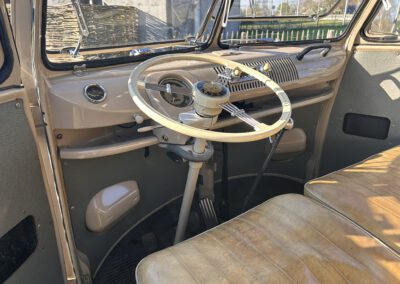 Met onze Volkswagen T1 en T2 bussen beleef je niet alleen de reis, maar ook de charme van vroeger.